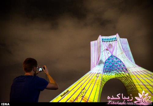 نورپردازی برج آزادی توسط هنرمند آلمانی